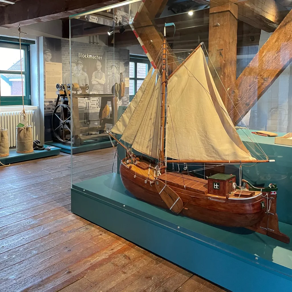 Schiffsmodell eines historischen Schiffes im Groot Hus.