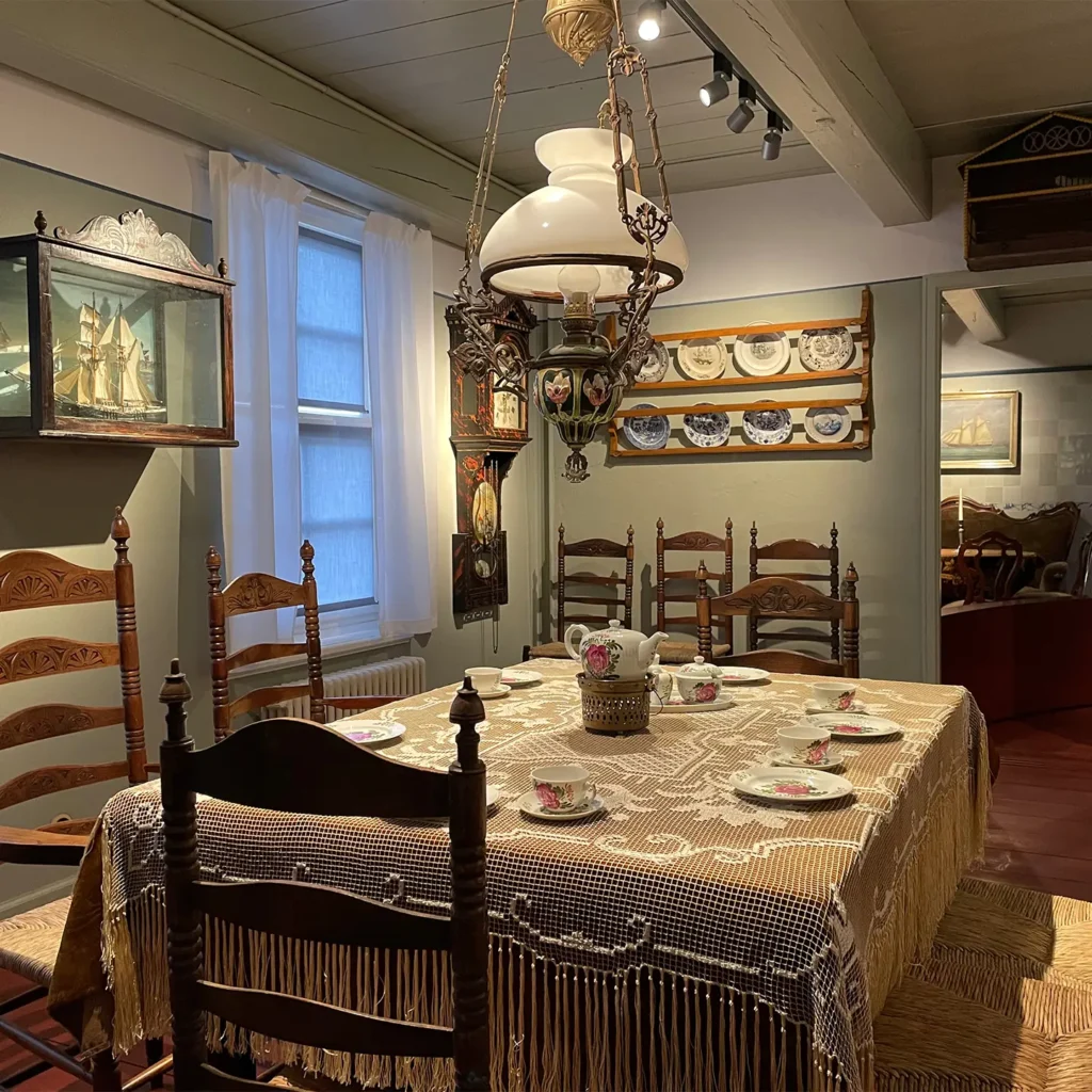 Historisch eingerichteter Raum mit gedecktem Tisch und osfriesischem Porzellan